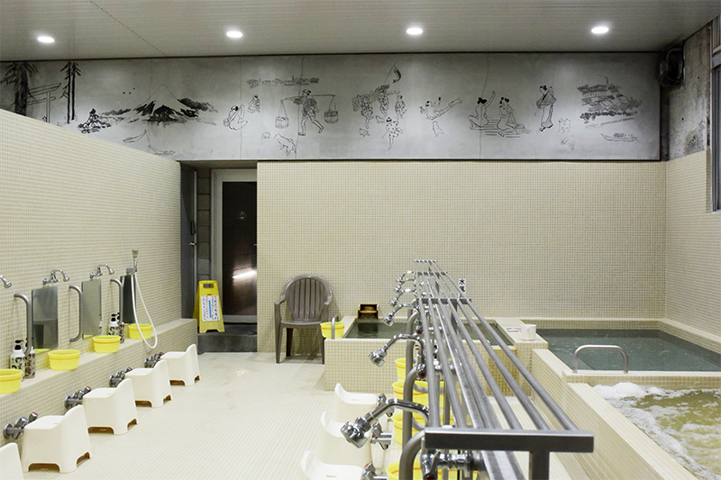 浴場を見上げると、世代を超えて銭湯を受け継ぐ人々が描かれた「富士絵巻図」絵が
