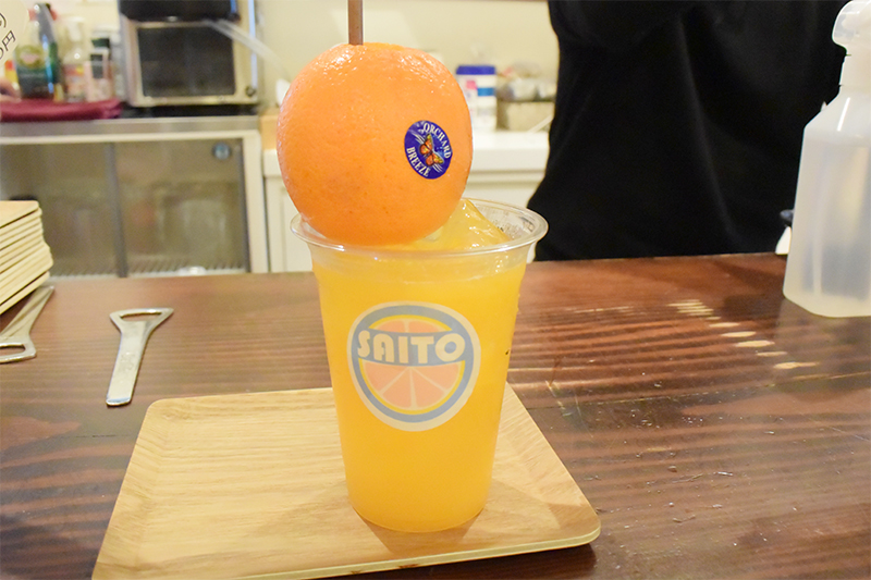 オレンジを丸々2個使った生絞りジュース