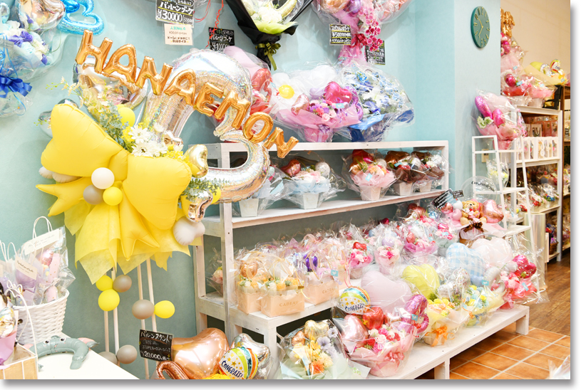 存在感のある花とバルーンが並んだ店内