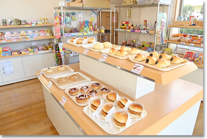 温かい空間で手づくりのパンと駄菓子を販売している