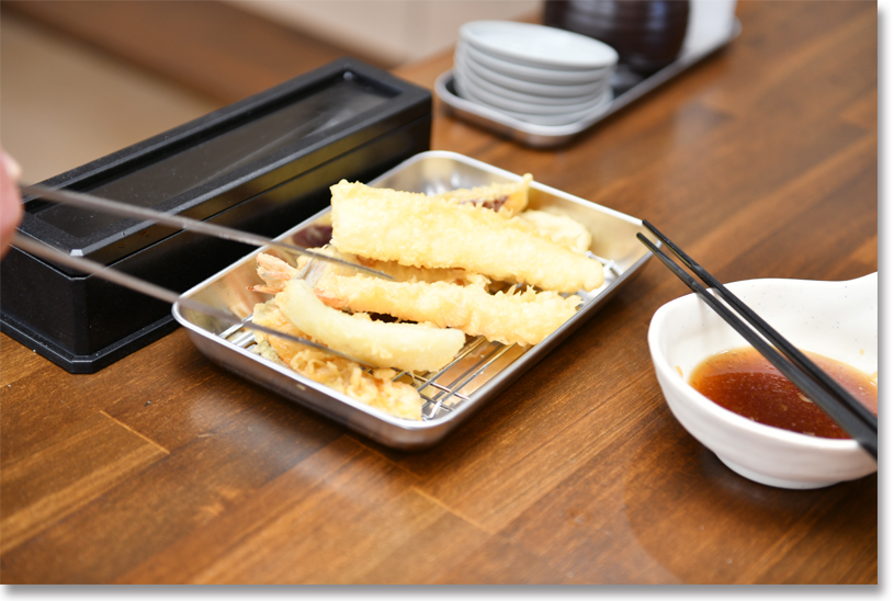 カウンターで揚げたてを提供するスタイル