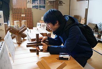 組木技術に触れる建築家・ツバメアーキテクツの千葉元生氏