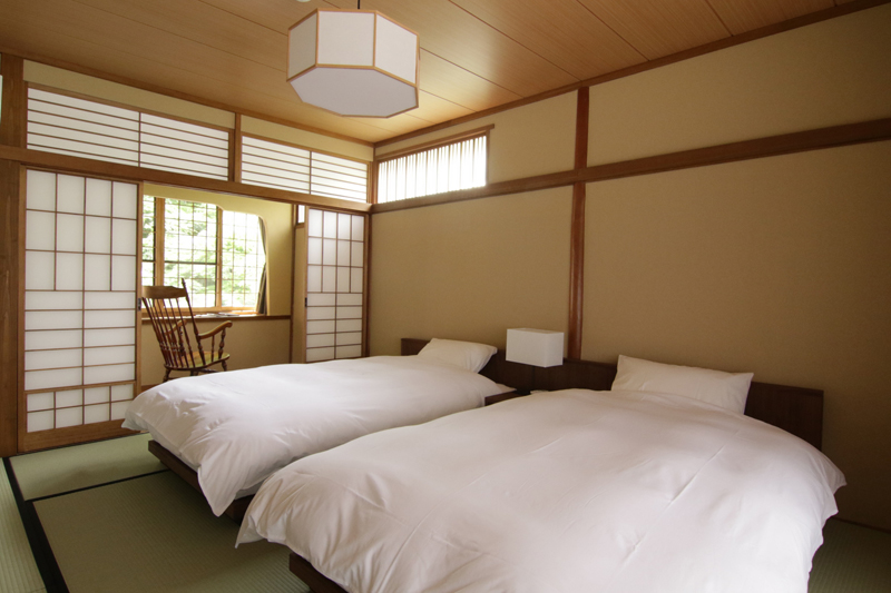 富士屋旅館洛味荘は寝室も広々として寛げる